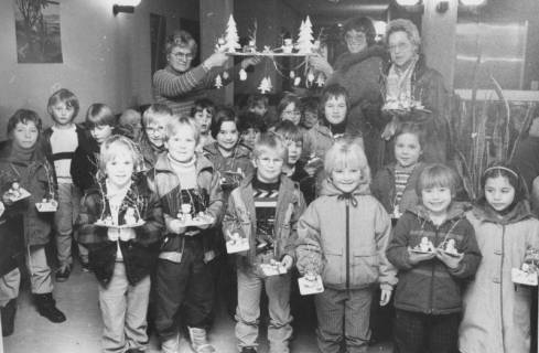 ARH Slg. Bartling 1872, Gruppe von Kindergartenkindern überreicht im Altenheim Basteleien mit winterlichen Motiven, Neustadt a. Rbge., um 1970