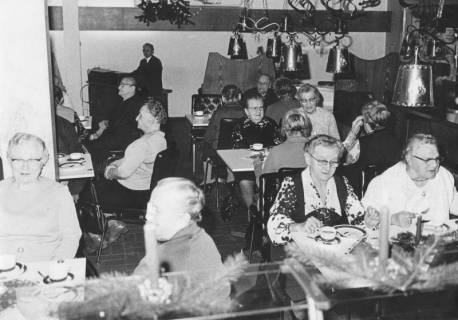 ARH Slg. Bartling 1879, Seniorinnen an "Klönnachmittag" in Gastwirtschaft bei Kaffee und Kuchen, Neustadt a. Rbge., 1973