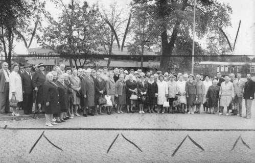 ARH Slg. Bartling 1884, Gruppe von Senioren und Seniorinnen vor dem Freizeitzentrum stehend, Neustadt a. Rbge., 1973