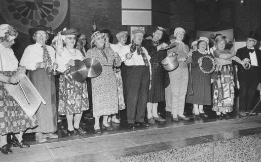 ARH Slg. Bartling 1892, Verkleidete Senioren und Seniorinnen beim spaßigen Musikvortrag auf der Bühne des Freizeitzentrums, Neustadt a. Rbge., 1974