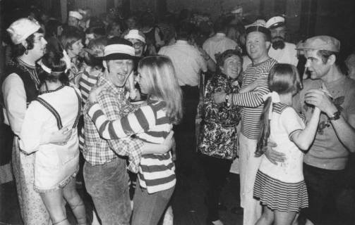 ARH Slg. Bartling 1917, Kostümierte Pärchen beim Karnevalstanz des TSV im Hotel Scheve, Neustadt a. Rbge., 1972