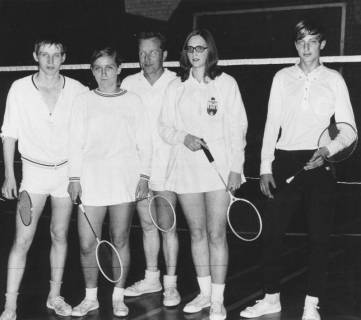 ARH Slg. Bartling 1919, Gruppe von drei Badmintonspielern und zwei Badmintonspielerinnen (stehend) in Sportkleidung und mit Schläger in einer Turnhalle, Neustadt a. Rbge., 1969