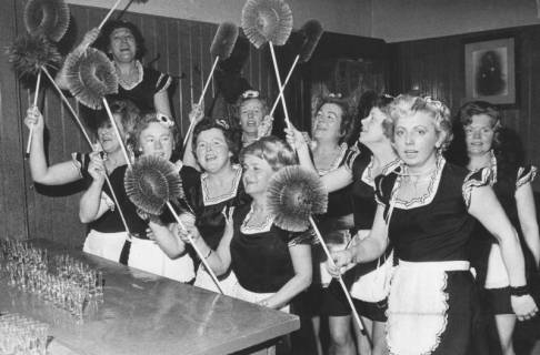 ARH Slg. Bartling 1920, Kostümierte Damen, Staubwedel schwingend, beim Karneval des TSV an der Theke im Hotel Scheve, Neustadt a. Rbge., 1974