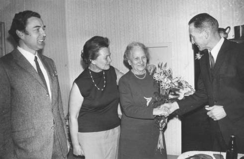 ARH Slg. Bartling 1929, Gratulation der Frauen Pucker und Hetebrügge (Mutter und Tochter) mit Handschlag und Überreichung eines Blumenstrausses durch die TSV-Vorsitzenden Dr. Walter Hoffmeister (r.) und Eugen Sühlo (l.), Neustadt a. Rbge., 1970