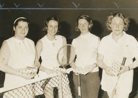 ARH Slg. Bartling 1933, Gruppenporträt mit vier Damen der Tennisabteilung des TSV Neustadt mit Schläger und einem weihnachtlich verpackten Buchgeschenk in der Hand, Neustadt a. Rbge., 1972