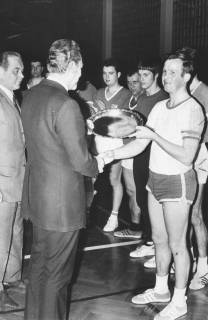 ARH Slg. Bartling 1959, Überreichung eines Sieger-Ehrentellers an die Handballer aus Idensen durch Günther Skiba (2. v. l.) in der TSV-Sporthalle, Neustadt a. Rbge., 1970