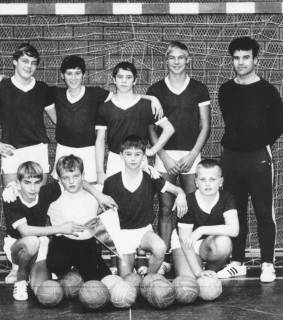 ARH Slg. Bartling 1962, Gruppenporträt der Jugend-Handballmannschaft mit Trainer vor einem Tor in der TSV-Sporthalle, Neustadt a. Rbge., 1969