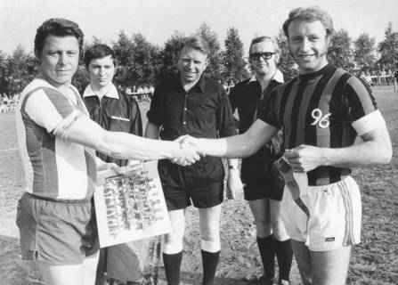 ARH Slg. Bartling 1967, Wimpeltausch zwischen dem Kapitän der Traditionsmannschaft von Hannover 96 (Hans Siemensmeyer) und dem Kapitän des FC Wacker Neustadt Hilmar Krieter, dahinter die drei Schiedsrichter, 1972