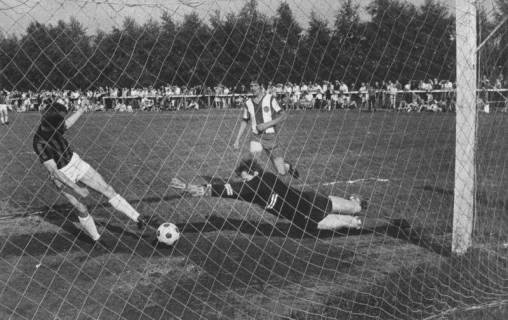 ARH Slg. Bartling 1968, Torszene im Spiel der Traditionsmannschaft von Hannover 96 gegen den TSV Neustadt, Blick durch das Tornetz des TSV, 1972