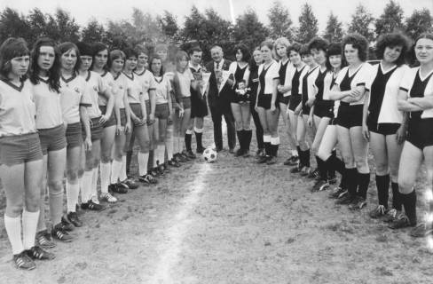 ARH Slg. Bartling 1972, Zwei Damenfußball-Mannschaften auf dem TSV-Sportplatz vor dem Anstoß aufgereiht sich gegenüberstehend, Neustadt a. Rbge., 1972