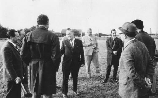 ARH Slg. Bartling 1973, 1. Vorsitzender des FC Wacker Neustadt Erich Kurt Rudolph (Mitte) stehend inmitten von Ratsmitgliedern auf dem FC Wacker-Sportplatz, Neustadt a. Rbge., 1969