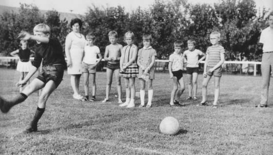 ARH Slg. Bartling 1975, Eingeladene Kinder beim Probe-Fußballschießen auf dem FC Wacker-Sportplatz, Neustadt a. Rbge., 1970