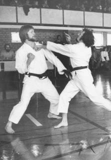 ARH Slg. Bartling 2068, Kampf zweier Karateka im Karate-Gi des OYAMA-Karate-Kai in einer Sporthalle, im Hintergrund die Juroren und die Zuschauer, 1974