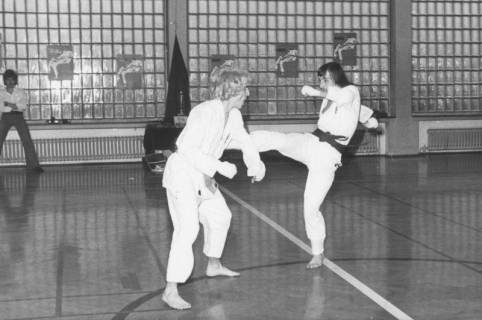 ARH Slg. Bartling 2075, Zweikampf-Training eines Paares der Karateka im Karate-Gi des OYAMA-Karate-Kai-Vereins in einer Sporthalle mit einer Fensterwand aus Glasbausteinen, 1974