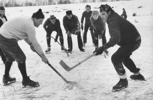 ARH Slg. Bartling 2077, Eishockeyspieler beim Bully auf dem zugefrorenen Baggersee an der Moorstraße, Neustadt a. Rbge., 1971