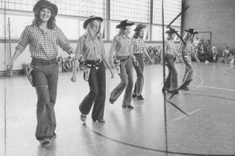 ARH Slg. Bartling 2116, Gruppe von als Cowgirls verkleideten jungen Frauen, die in der TSV-Turnhalle in Bonanza-Art einen Tanz vorführen, Neustadt a. Rbge., 1974