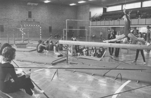 ARH Slg. Bartling 2117, Junge Turnerin im Längsspagat auf einem Schwebebalken in der TSV-Turnhalle, Neustadt a. Rbge., 1974