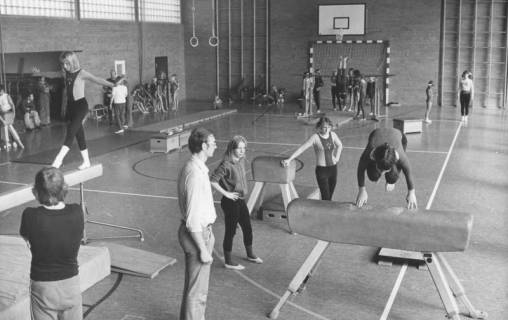 ARH Slg. Bartling 2118, Junge Turnerinnen des TSV Schneeren in der TSV-Turnhalle bei Übungen an diversen Turngeräten, Neustadt a. Rbge. (?), 1974