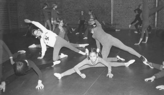 ARH Slg. Bartling 2129, Junge Turnerinnen des TSV Neustadt in einer Turnhalle bei Streckübungen für den Spagat, Neustadt a. Rbge. (?), 1970