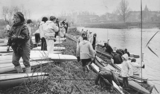 ARH Slg. Bartling 2135, Ostereierfahrt der Kanuten, Einsatz der Paddelboote am Ostufer der Leine gegenüber der Mündung der Kleinen Leine, Neustadt a. Rbge., 1973