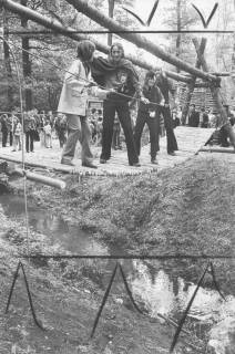 ARH Slg. Bartling 2142, Junge Mitglieder des Fanfarenzugs der Feuerwehr auf einer schwankenden Hängebrücke aus Holzscheiten, die über einen Wassergraben zum Abenteuerspielplatz in der Stadtforst führt, 1974
