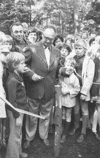 ARH Slg. Bartling 2146, Bürgermeister Herbert Gubba umgeben von Kindern und Erwachsenen beim Durchschneiden eines Bandes zur Eröffnung des Abenteuerspielplatzes in der Stadtforst, 1974