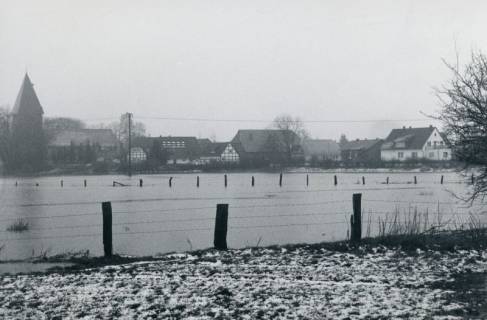 ARH Slg. Bartling 2158, Hochwasser der Leine, Blick über die überschwemmte Masch von Osten auf die Kirchstraße am östlichen Ufer, Basse, um 1975