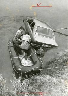 ARH Slg. Bartling 2163, Bergung eines PKWs (AUDI 80) aus der Leine durch zwei Feuerwehrleute (beide im Schlauchboot am Ufer), Basse, um 1975