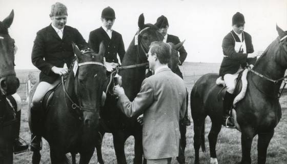 ARH Slg. Bartling 2176, Überreichung eines Pokals an eine Gruppe von vier Reitern (links: ? Wegener, Liethe) durch Rolf Hantelmann (Kreissparkasse Neustadt a. Rbge.), 1970