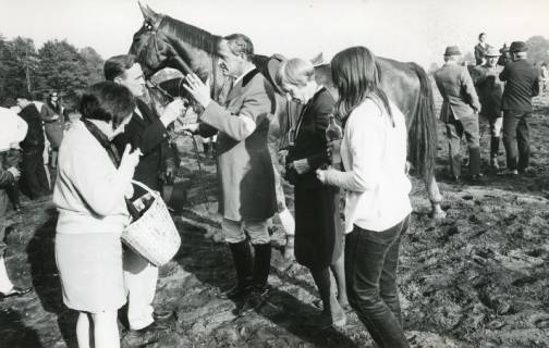 ARH Slg. Bartling 2180, Ein älterer Reiter nach dem Absitz vor seinem Pferd im Gelände stehend beim Gespräch mit einem Mann und drei Frauen, 1970