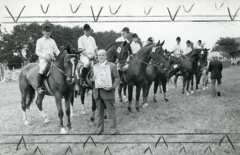 ARH Slg. Bartling 2182, Reitturnier, nebeneinander aufgestellte Teilnehmer, auf ihrem Pferd aufsitzend, beim Überreichen des Ehrenpreises durch Bürgermeister Schöling, Rodewald, um 1970