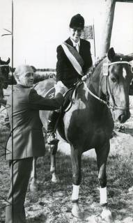 ARH Slg. Bartling 2185, Gratulation an die auf dem Pferd sitzende Reiterin Quirling, Mandelsloh, durch Fr. Duensing, Rodewald, 1971