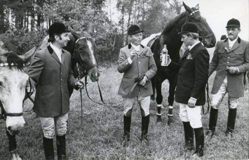 ARH Slg. Bartling 2203, Helmut Krautter, 1. Vorsitzender des Reiterverbandes Neustadt a. Rbge., in Turnierbekleidung (Mitte) auf einer Wiese mit drei Kollegen neben ihren Pferden, um 1970
