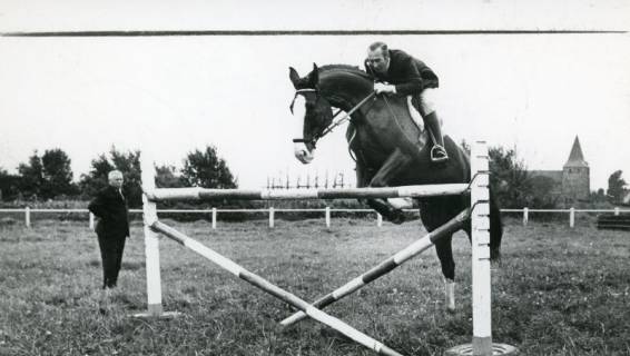 ARH Slg. Bartling 2207, Reiter Neckermann jun. beim Sprung über ein Hindernis beim Reitturnier, Mandelsloh, 1970