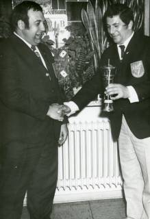 ARH Slg. Bartling 2213, Überreichung eines Pokals an einen Vertreter des Kegelclubs "Scharfe 7" Berenbostel (r.), um 1970
