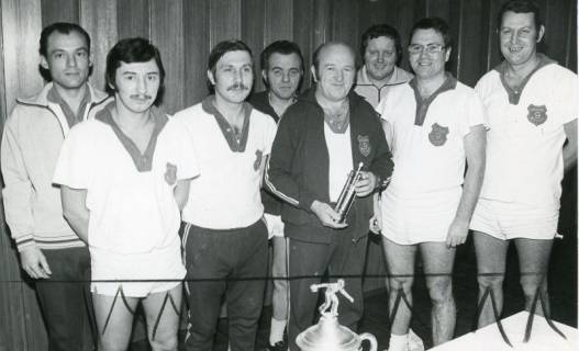 ARH Slg. Bartling 2216, Gruppe von Sport-Keglern der "Goldenen Neune Neustadt" in Sportkleidung stehend mit Pokal, Neustadt a. Rbge., 1975