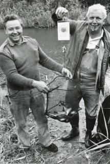 ARH Slg. Bartling 2224, Zwei Angler beim Wiegen des im Korb liegenden Fangs, Neustadt a. Rbge., um 1970