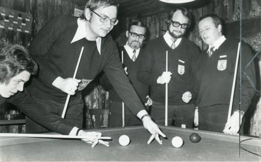 ARH Slg. Bartling 2233, Fünf Billardspieler beim Spiel am Billardtisch im Billardstudio an der Leinstraße 74, Neustadt a. Rbge., 1975