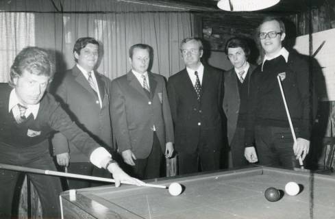 ARH Slg. Bartling 2234, Zwei Billardspieler beim Spiel am Billardtisch im Billardstudio an der Leinstraße 74, Neustadt a. Rbge., 1974