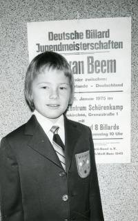 ARH Slg. Bartling 2235, Ein junger Billardspieler aus Neustadt vor dem Plakat der Deutschen Billard-Jugendmeisterschaften in Gelsenkirchen, Neustadt a. Rbge., 1975