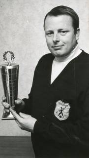 ARH Slg. Bartling 2240, Porträtfoto des Neustädter Billardspielers Wolfgang Niegisch, einen Pokal in den Händen präsentierend, Neustadt a. Rbge., 1971