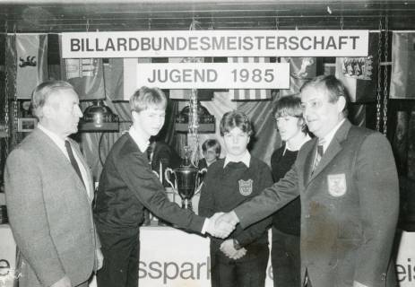 ARH Slg. Bartling 2243, Begrüßung von drei Teilnehmern an der Billardbundesmeisterschaft Jugend 1985, durch Klaus Paschke (r.) und Walter Klimsa, Sportringvorsitzender (l.), Neustadt a. Rbge., 1985