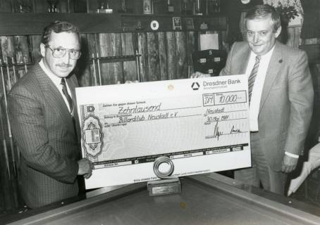 ARH Slg. Bartling 2247, Präsentation eines übergroßen Schecks über 10.000 DM an den Billardclub Neustadt e. V. im Billardstudio durch N. N. (l.) und Klaus Paschke, Neustadt a. Rbge., 1987