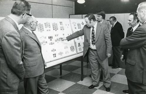 ARH Slg. Bartling 2252, Mehrere Männer beim Betrachten einer aufgestellten Tafel in einer Briefmarken-Ausstellung im FZZ, Neustadt a. Rbge., 1974