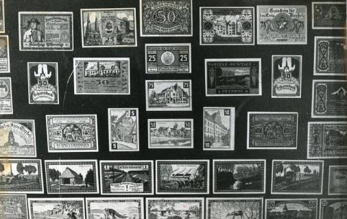 ARH Slg. Bartling 2255, Tafel mit Notgeld von Städten und Kreisen aus Niedersachsen in einer Numismatik-Ausstellung im FZZ, Neustadt a. Rbge., 1975