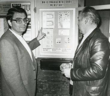 ARH Slg. Bartling 2260, Zwei Männer (rechts und links) präsentieren die Vitrine mit Werbematerial der Briefmarkenfreunde Neustadt (Philatelistenclub), Neustadt a. Rbge., um 1973