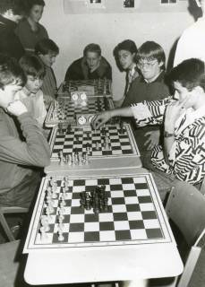 ARH Slg. Bartling 2265, Junge Schachspieler am Tisch sich gegenüber sitzend beim Training mit Schachuhr, Neustadt a. Rbge., um 1972