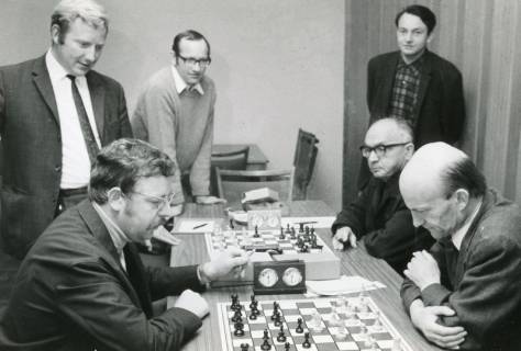 ARH Slg. Bartling 2275, Schachpartie (mit Schachuhr) zwischen Hartmut Heyder? (r.) und N. N. unter den Augen von fünf Kollegen, Neustadt a. Rbge., 1970