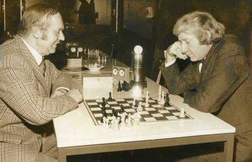 ARH Slg. Bartling 2277, Schachpartie (mit Schachuhr und Pokal) zwischen Karl Werbik (l.) und N. N., Neustadt a. Rbge., um 1973