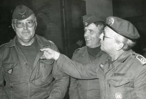 ARH Slg. Bartling 2288, Drei Soldaten in Arbeitsuniform, rechts Oberfeldwebel Gerhard Bernhart, Vorsitzender der Reservistenkameradschaft, Neustadt a. Rbge., um 1974